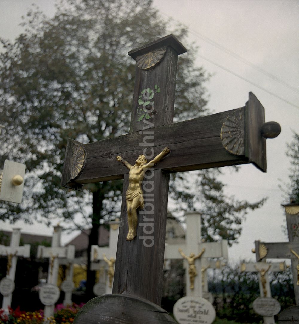 DDR-Fotoarchiv: Ralbitz-Rosenthal - Grabstein Ensemble auf dem sorbischen Friedhof in Ralbitz-Rosenthal in der DDR