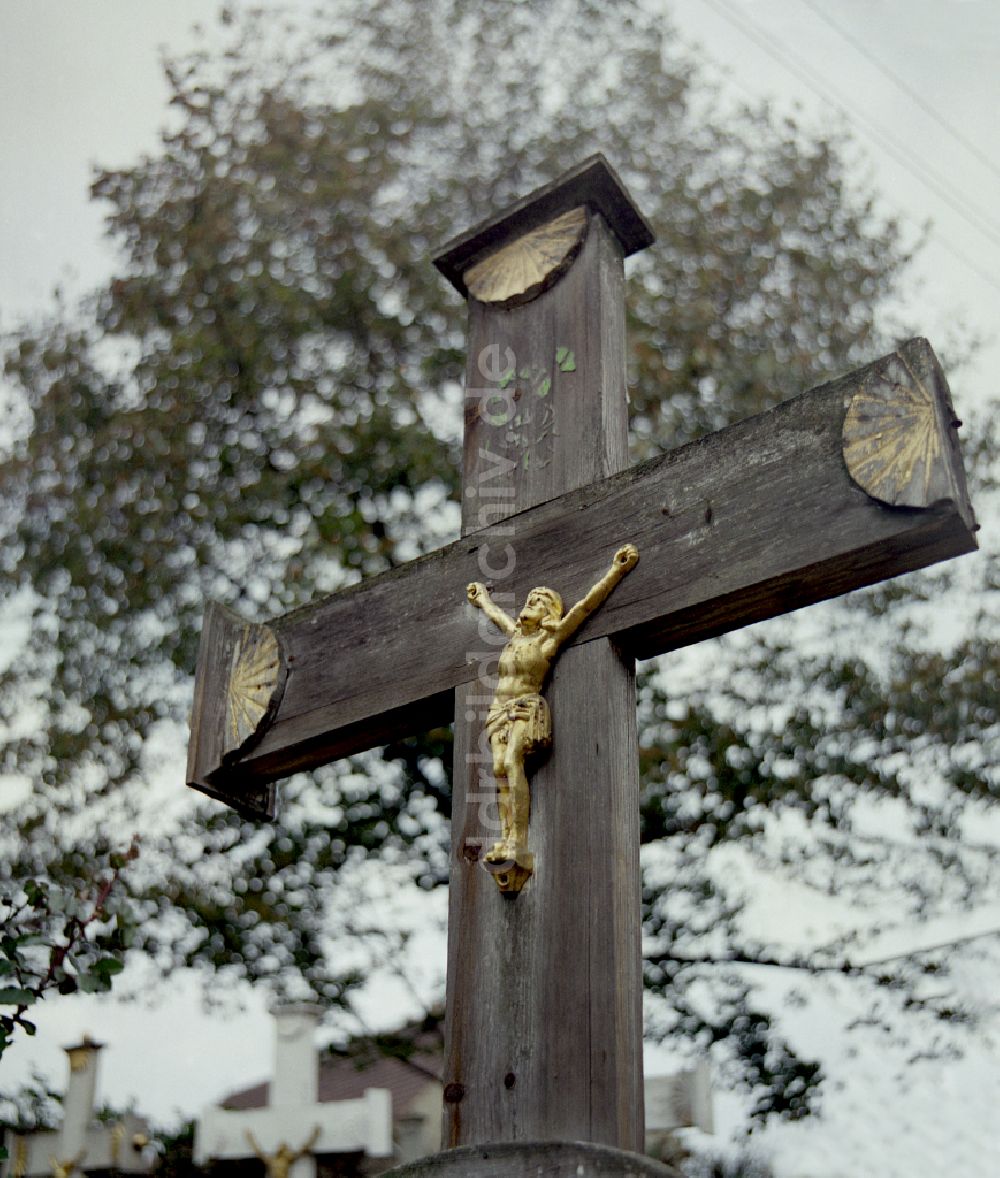 Ralbitz-Rosenthal: Grabstein Ensemble auf dem sorbischen Friedhof in Ralbitz-Rosenthal in der DDR