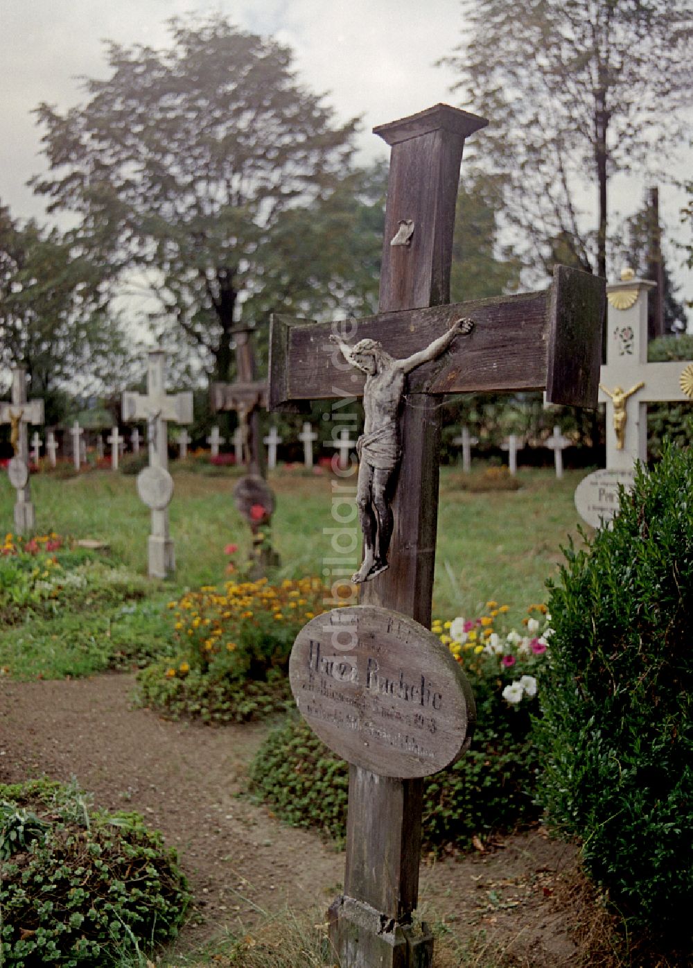 DDR-Bildarchiv: Ralbitz-Rosenthal - Grabstein Ensemble auf dem sorbischen Friedhof in Ralbitz-Rosenthal in der DDR