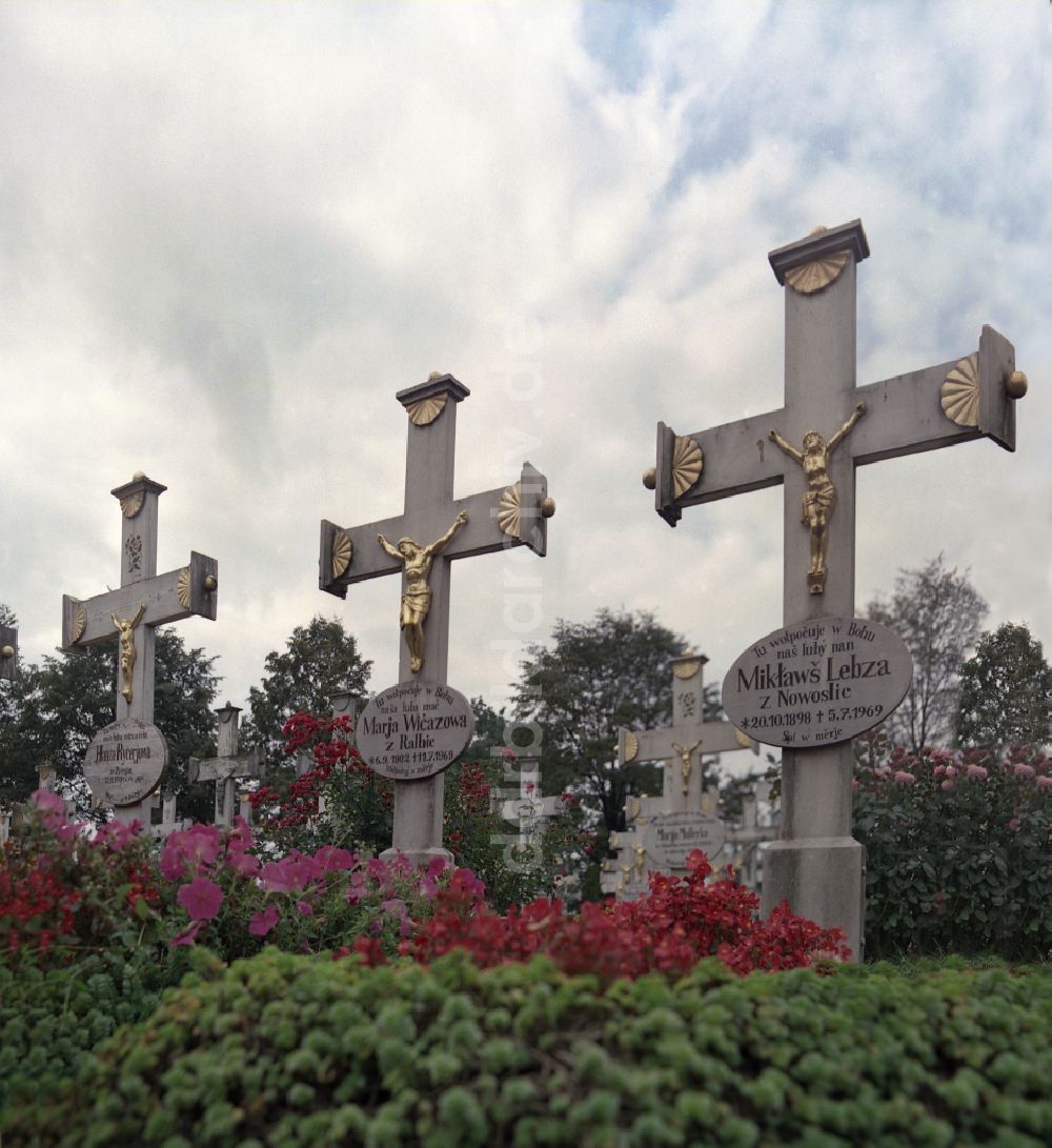 DDR-Fotoarchiv: Ralbitz-Rosenthal - Grabstein Ensemble auf dem sorbischen Friedhof in Ralbitz-Rosenthal in der DDR