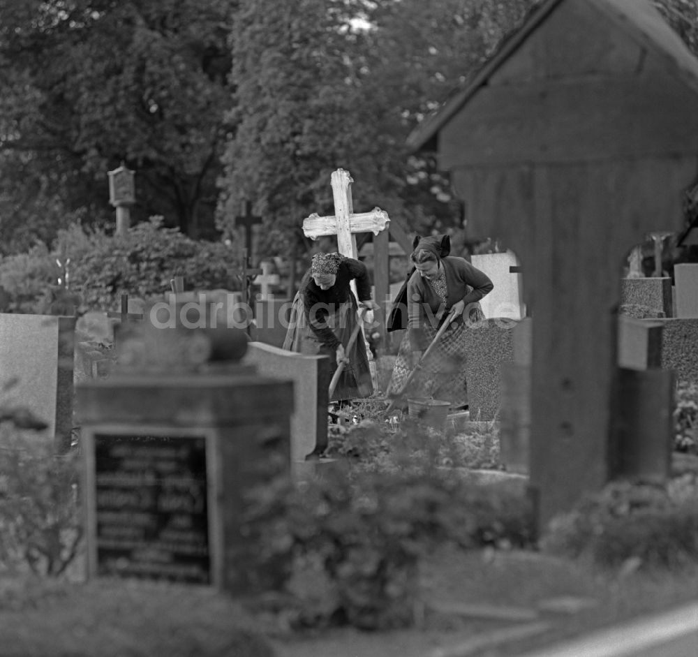 Ralbitz-Rosenthal: Grabstein Ensemble auf dem sorbischen Friedhof in Ralbitz-Rosenthal in der DDR