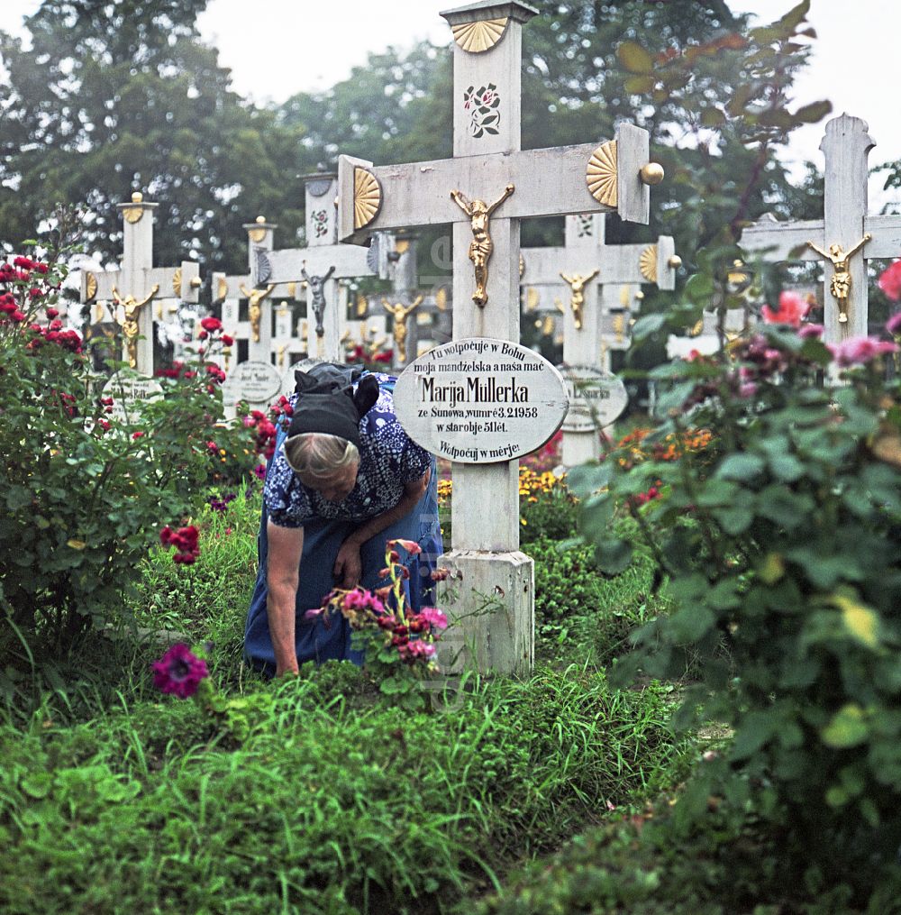 DDR-Bildarchiv: Ralbitz-Rosenthal - Grabstein Ensemble auf dem sorbischen Friedhof in Ralbitz-Rosenthal in der DDR