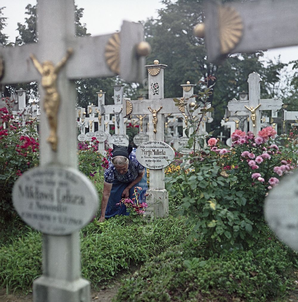 DDR-Fotoarchiv: Ralbitz-Rosenthal - Grabstein Ensemble auf dem sorbischen Friedhof in Ralbitz-Rosenthal in der DDR