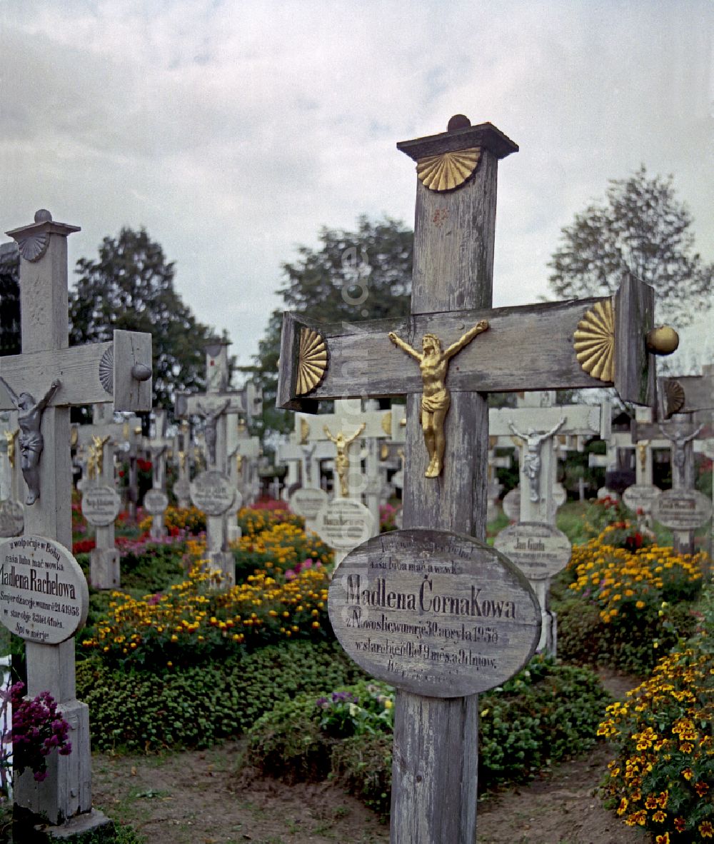 Ralbitz-Rosenthal: Grabstein Ensemble auf dem sorbischen Friedhof in Ralbitz-Rosenthal in der DDR