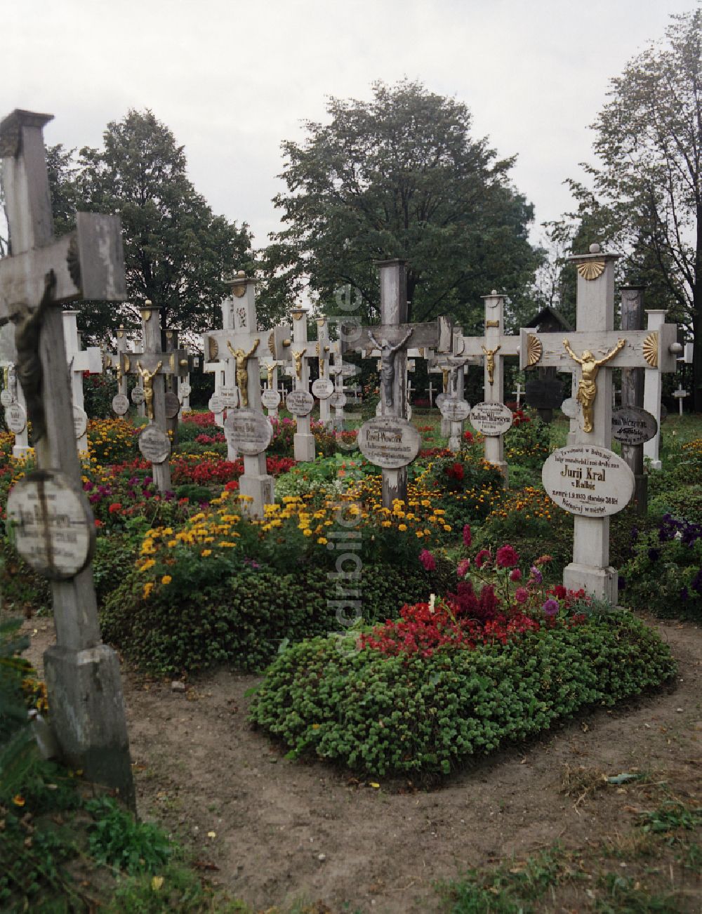 DDR-Bildarchiv: Ralbitz-Rosenthal - Grabstein Ensemble auf dem sorbischen Friedhof in Ralbitz-Rosenthal in der DDR