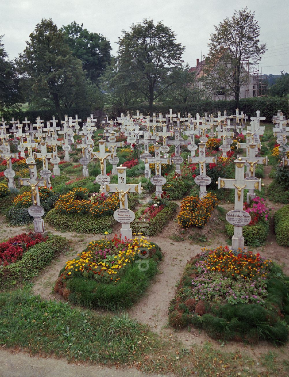 DDR-Fotoarchiv: Ralbitz-Rosenthal - Grabstein Ensemble auf dem sorbischen Friedhof in Ralbitz-Rosenthal in der DDR