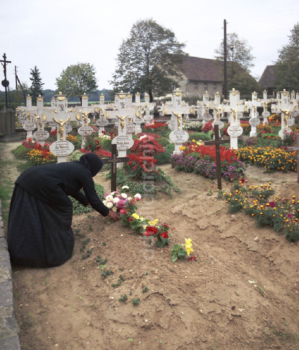 DDR-Bildarchiv: Ralbitz-Rosenthal - Grabstein Ensemble auf dem sorbischen Friedhof in Ralbitz-Rosenthal in der DDR