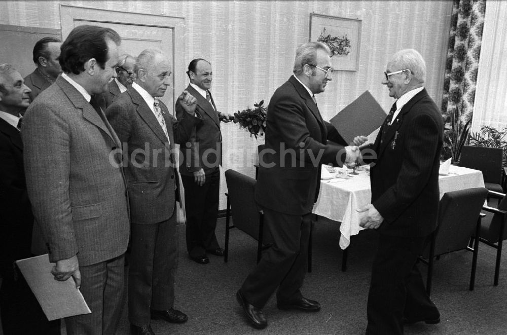 DDR-Fotoarchiv: Berlin - Gratulationscour für Genosse Frenzel