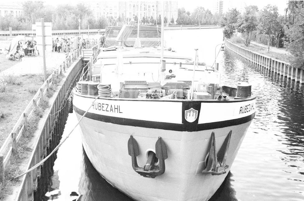 DDR-Bildarchiv: Berlin - Greenpeace-Schiff im Treptower Hafen 08.09.1992