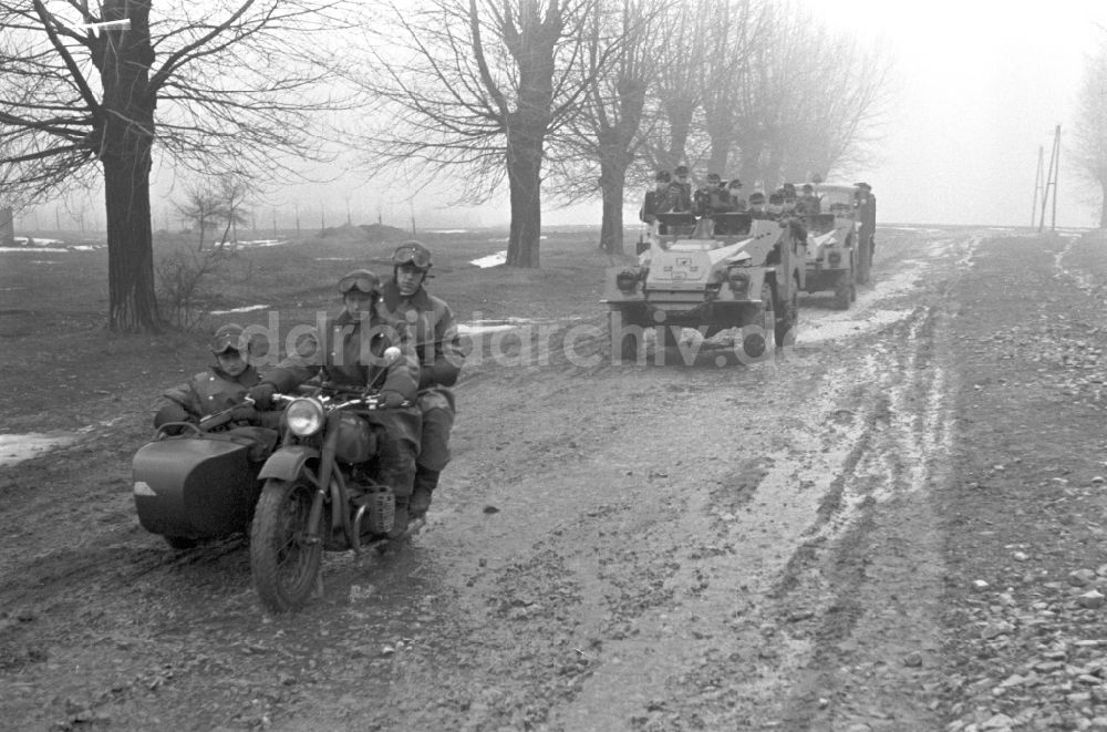 DDR-Fotoarchiv: Hötensleben - Grenzpolizisten der DDR bei einer Übung in Hötensleben in der DDR