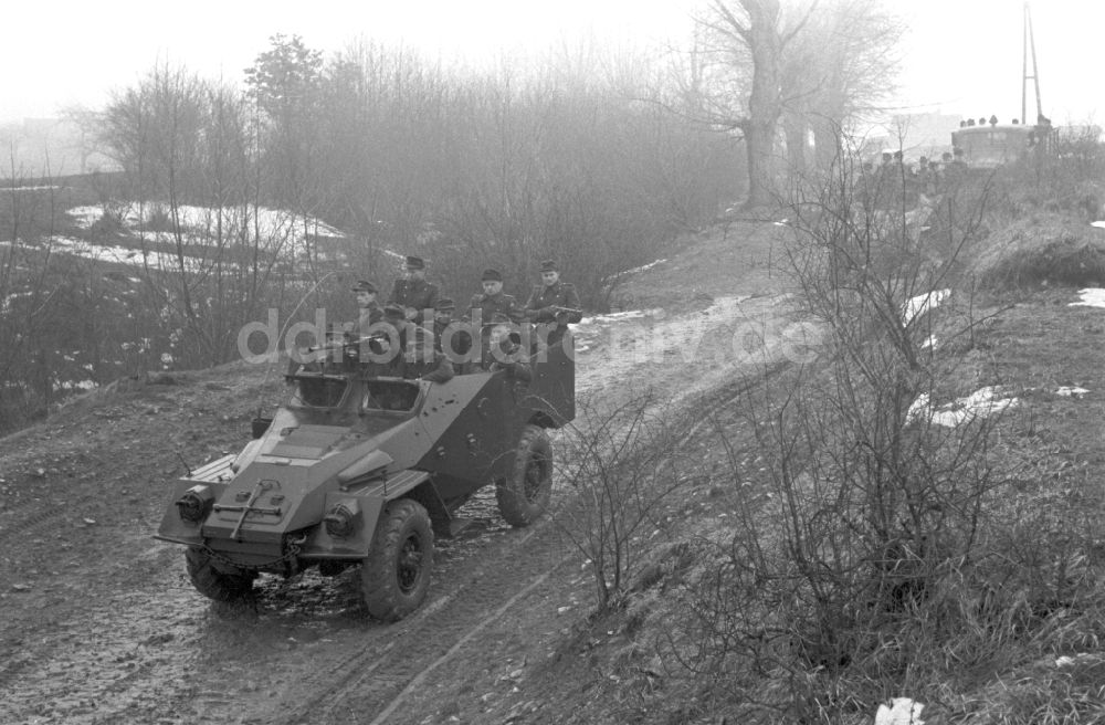 DDR-Bildarchiv: Hötensleben - Grenzpolizisten der DDR bei einer Übung in Hötensleben in der DDR