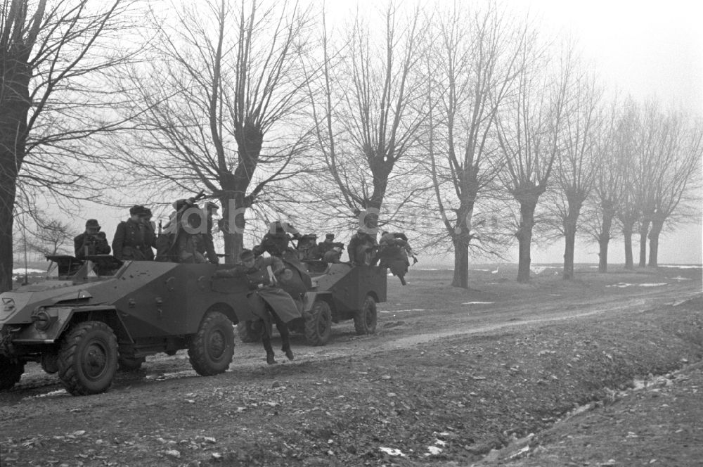 DDR-Fotoarchiv: Hötensleben - Grenzpolizisten der DDR bei einer Übung in Hötensleben in der DDR