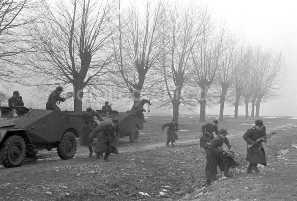 Hötensleben: Grenzpolizisten der DDR bei einer Übung in Hötensleben in der DDR