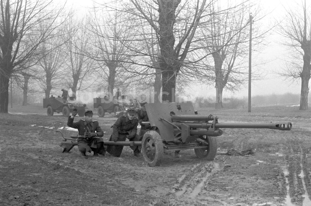 DDR-Bildarchiv: Hötensleben - Grenzpolizisten der DDR bei einer Übung in Hötensleben in der DDR