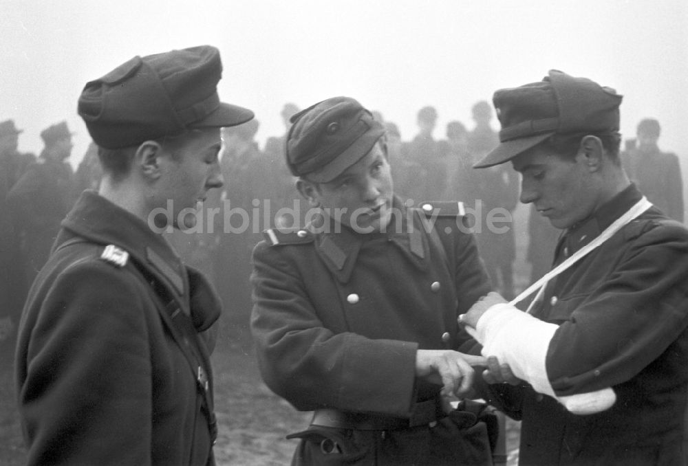 DDR-Fotoarchiv: Hötensleben - Grenzpolizisten der DDR bei einer Übung in Hötensleben in der DDR