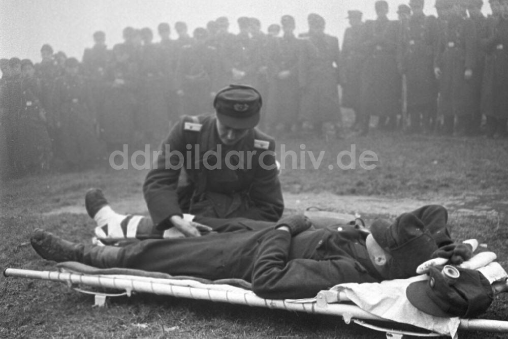 Hötensleben: Grenzpolizisten der DDR bei einer Übung in Hötensleben in der DDR