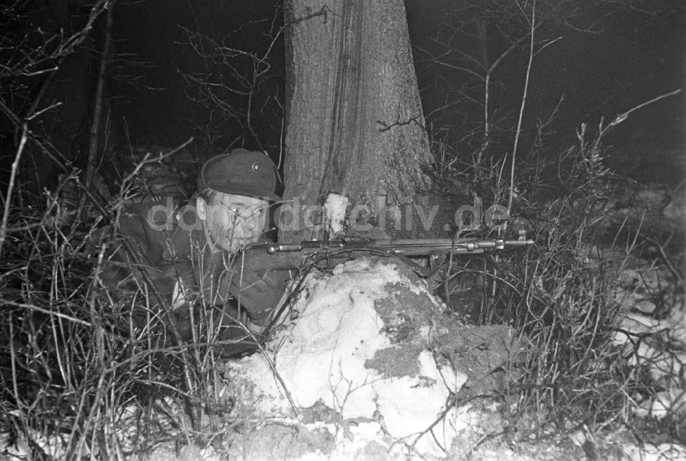 DDR-Fotoarchiv: Hötensleben - Grenzpolizisten der DDR bei einer Übung in Hötensleben in der DDR