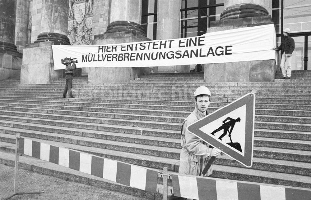 DDR-Bildarchiv: Berlin - Grüne Liga vor dem Reichstag/Müllverbrennung 04.02.1993