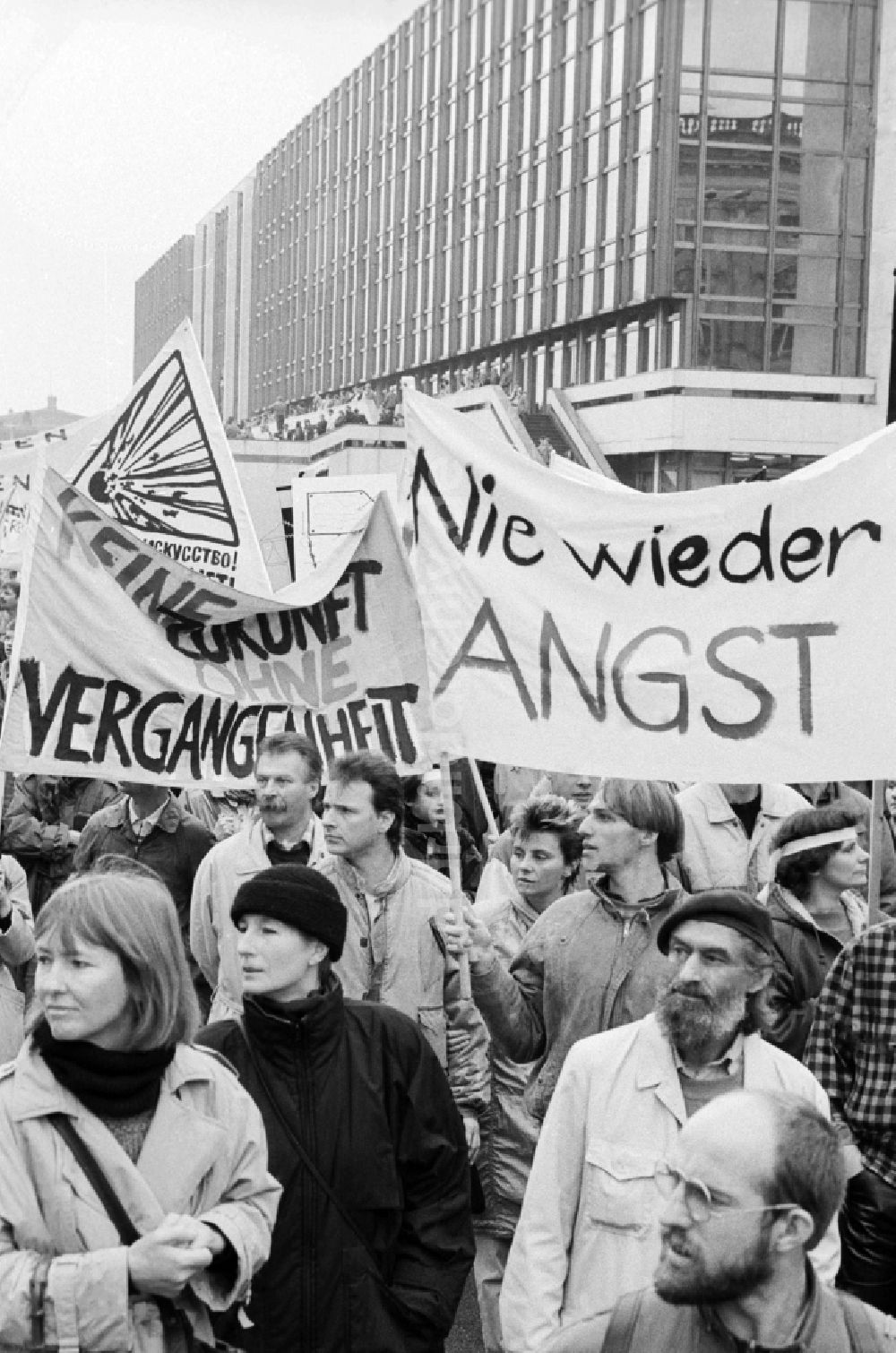 DDR-Fotoarchiv: Berlin - Groß- Demonstration von ...