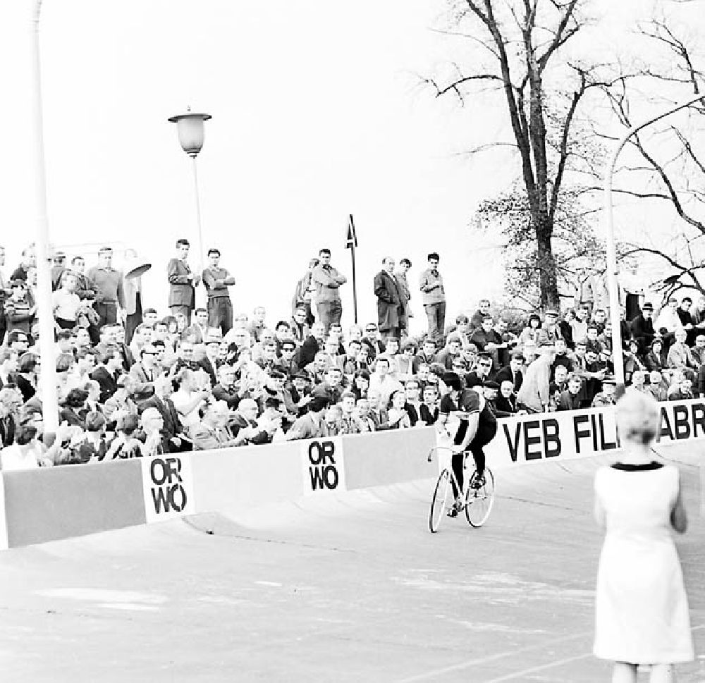 DDR-Bildarchiv: Leipzig/ Sachsen - 1967 Großer Preis der DDR-Bahnsprint in Leipzig Umschlagnr.: 93 Foto: unbekannt