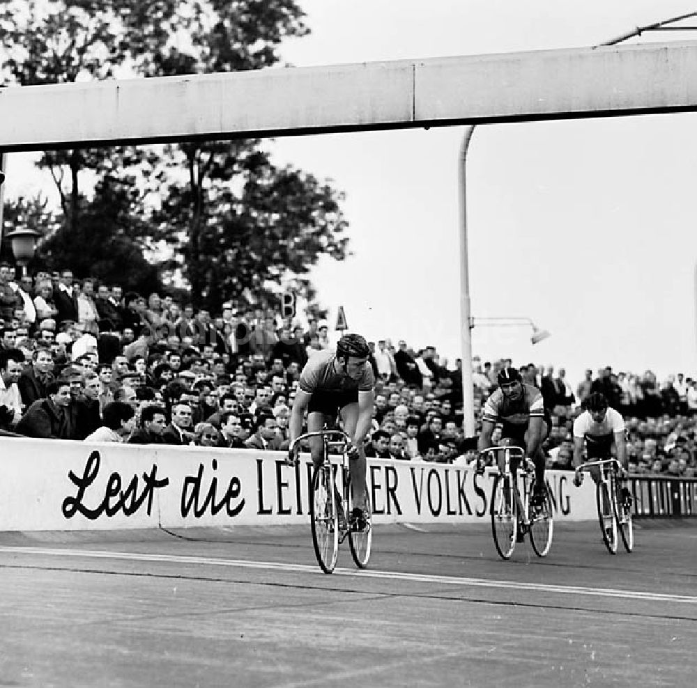 DDR-Fotoarchiv: Leipzig/ Sachsen - 1967 Großer Preis der DDR-Bahnsprint in Leipzig Umschlagnr.: 93 Foto: unbekannt