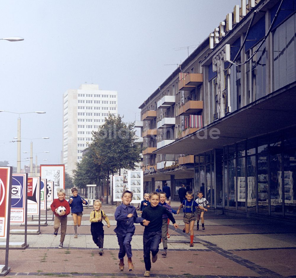 DDR-Bildarchiv: Frankfurt (Oder) - Gruppe von Kindern und Jugendlichen beim Ballspielen auf der Karl-Marx-Straße in Frankfurt (Oder) in der DDR