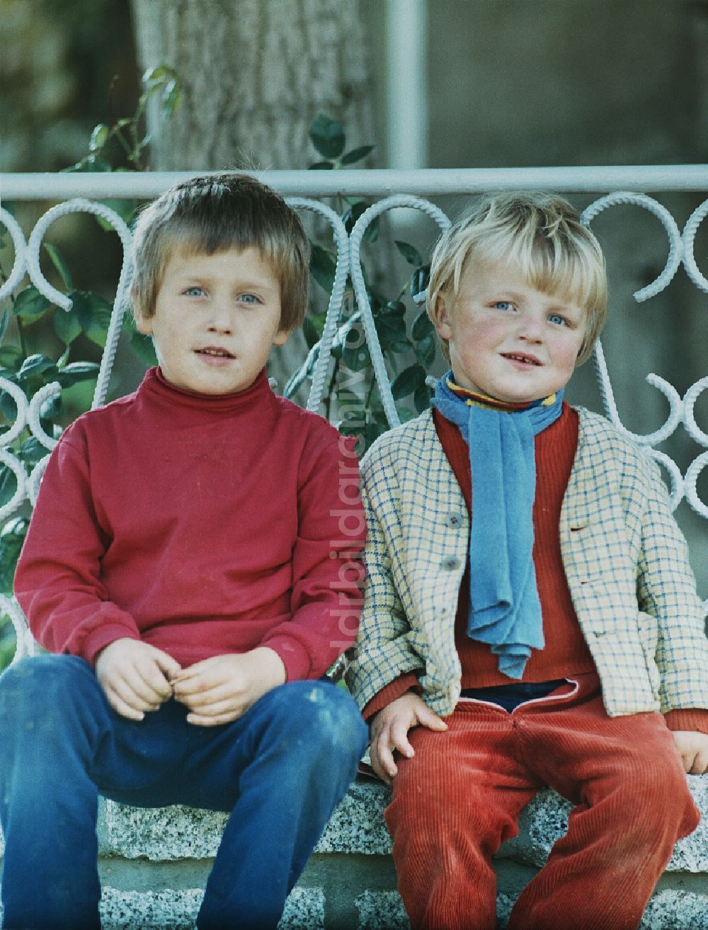 DDR-Bildarchiv: Bautzen - Gruppe von Kindern und Jugendlichen auf einer öffentlichen Sitzbank in Bautzen in der DDR