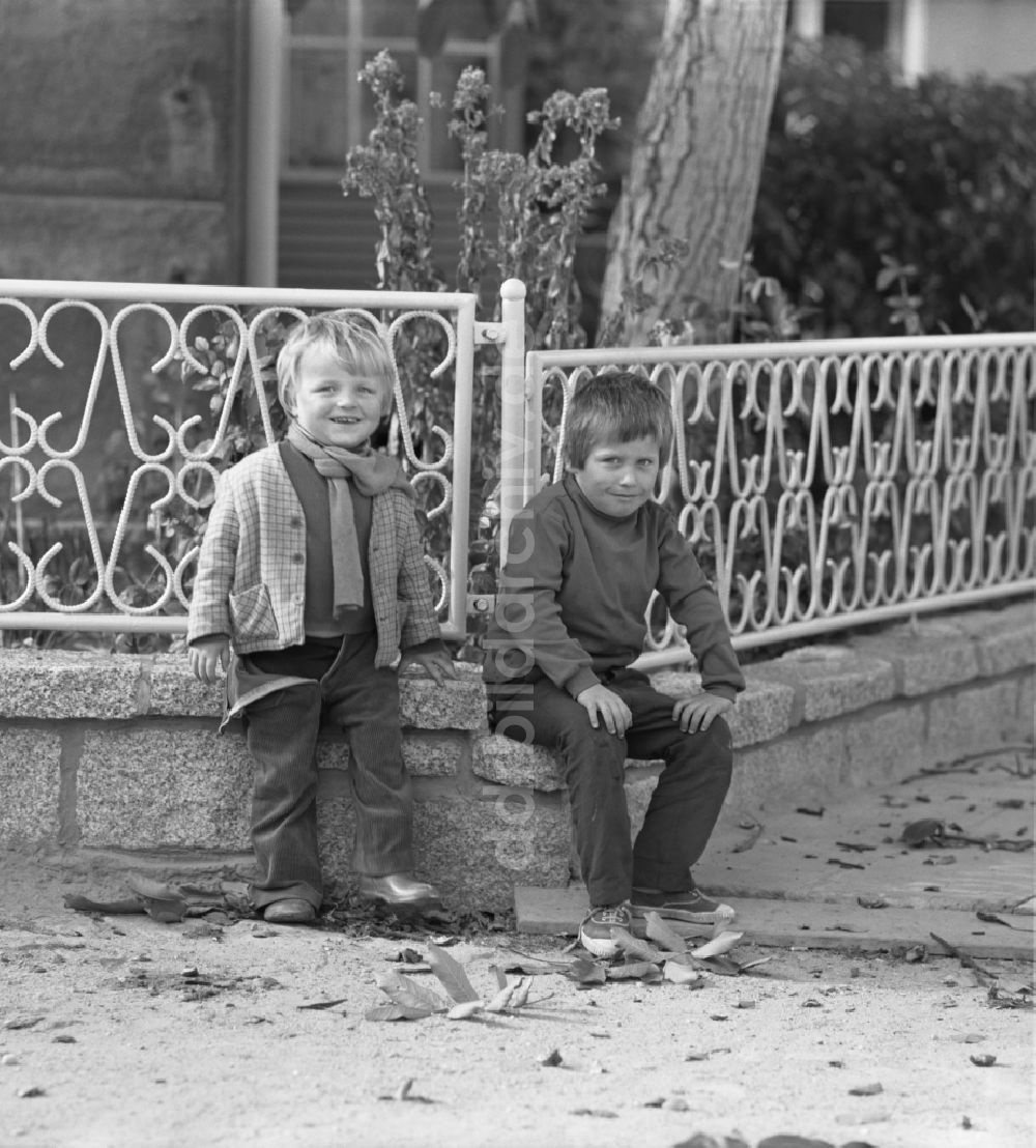 DDR-Fotoarchiv: Bautzen - Gruppe von Kindern und Jugendlichen auf einer öffentlichen Sitzbank in Bautzen in der DDR