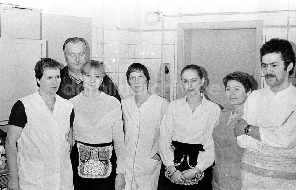 DDR-Fotoarchiv: - 1985 Gruppenfoto des Küchenpersonals Foto: Gebser