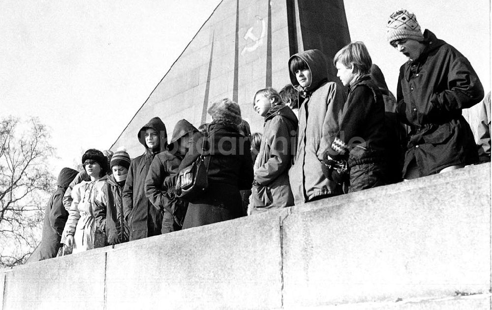 DDR-Fotoarchiv: Berlin (Treptow) - 1985 Gruppenfoto Schülerklasse am sowjetischen Ehrendenkmal, Berlin (Treptow) Foto: Gebser