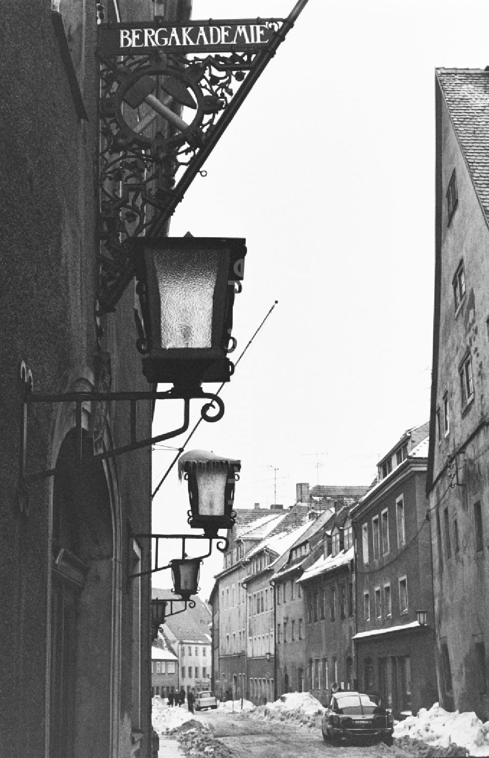 Freiberg: Handwerkliche Zunftzeichen an historischen Gebäuden im Stadtzentrum in Freiberg in der DDR