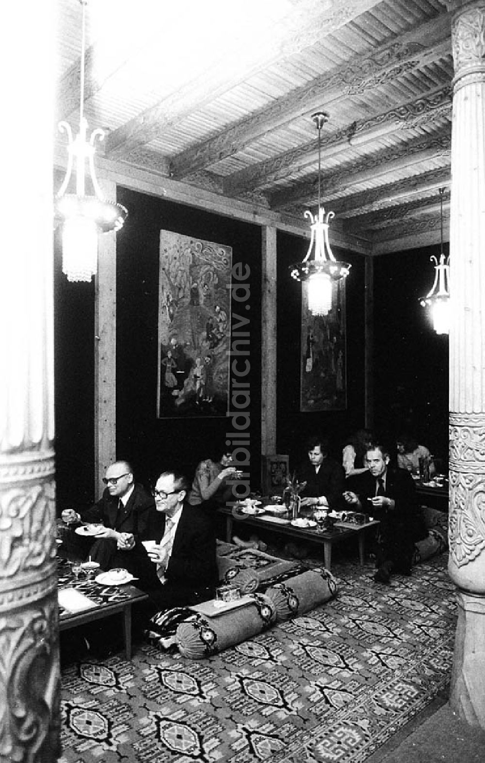 DDR-Fotoarchiv: - Haus der DSF (Gesellschaft für Deutsch-Sowjetische Freundschaft) - Tadschikische Teestube Umschlagnr
