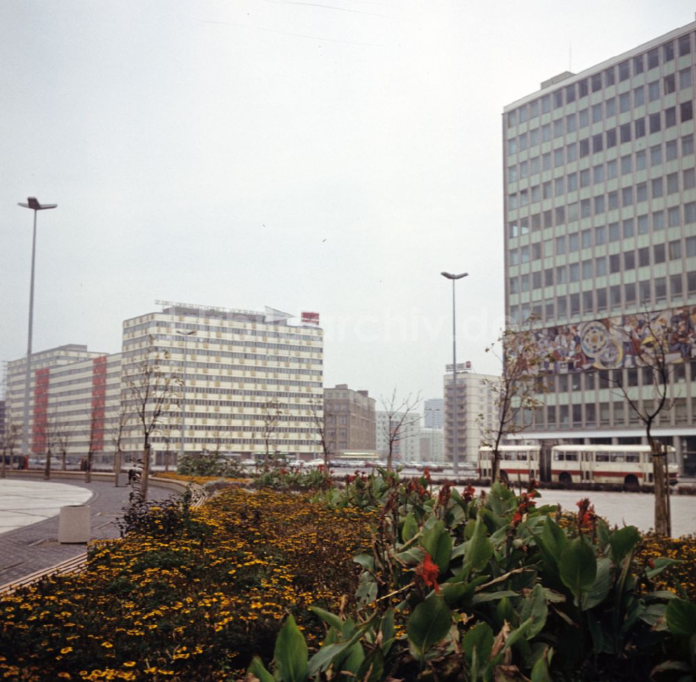 DDR-Bildarchiv: Berlin - Haus des Lehrers am Alexanderplatz in Berlin in der DDR