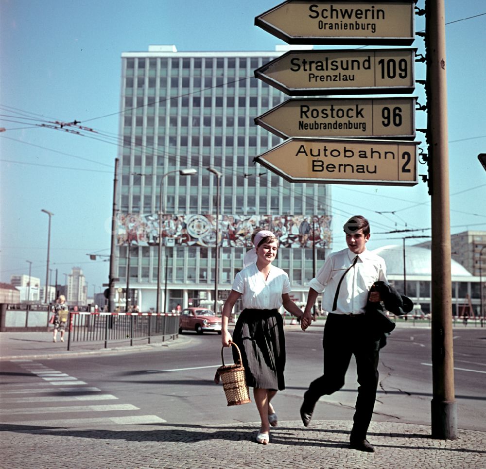 DDR-Fotoarchiv: Berlin - Haus des Lehrers am Alexanderplatz in Berlin in der DDR