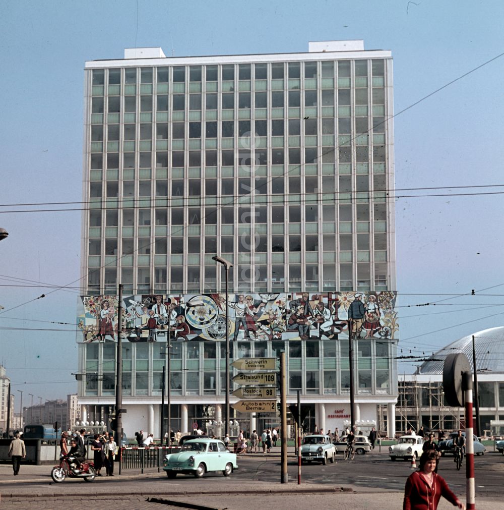 Berlin: Haus des Lehrers am Alexanderplatz in Berlin in der DDR