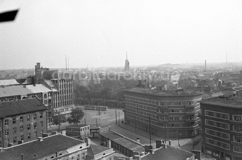 DDR-Fotoarchiv: Berlin - Haus des Zentralkomitees der SED an der Wilhelm-Pieck-Straße in Berlin in der DDR