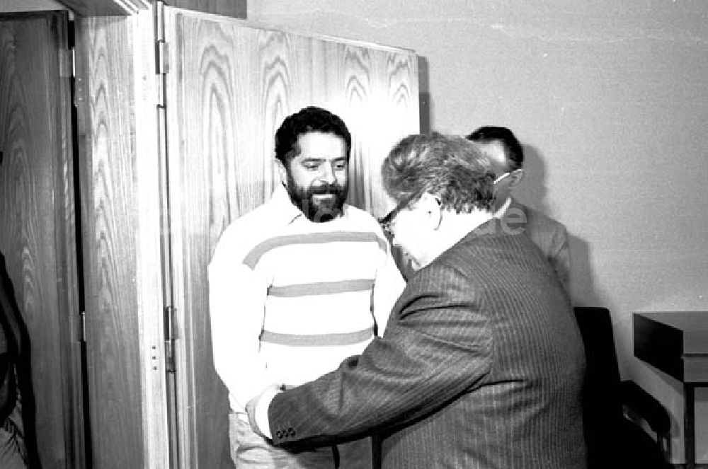 DDR-Fotoarchiv: Berlin - 22.01.1986 H.Axen empfängt im ZK Luis Ignacia Lula- Brasilien.