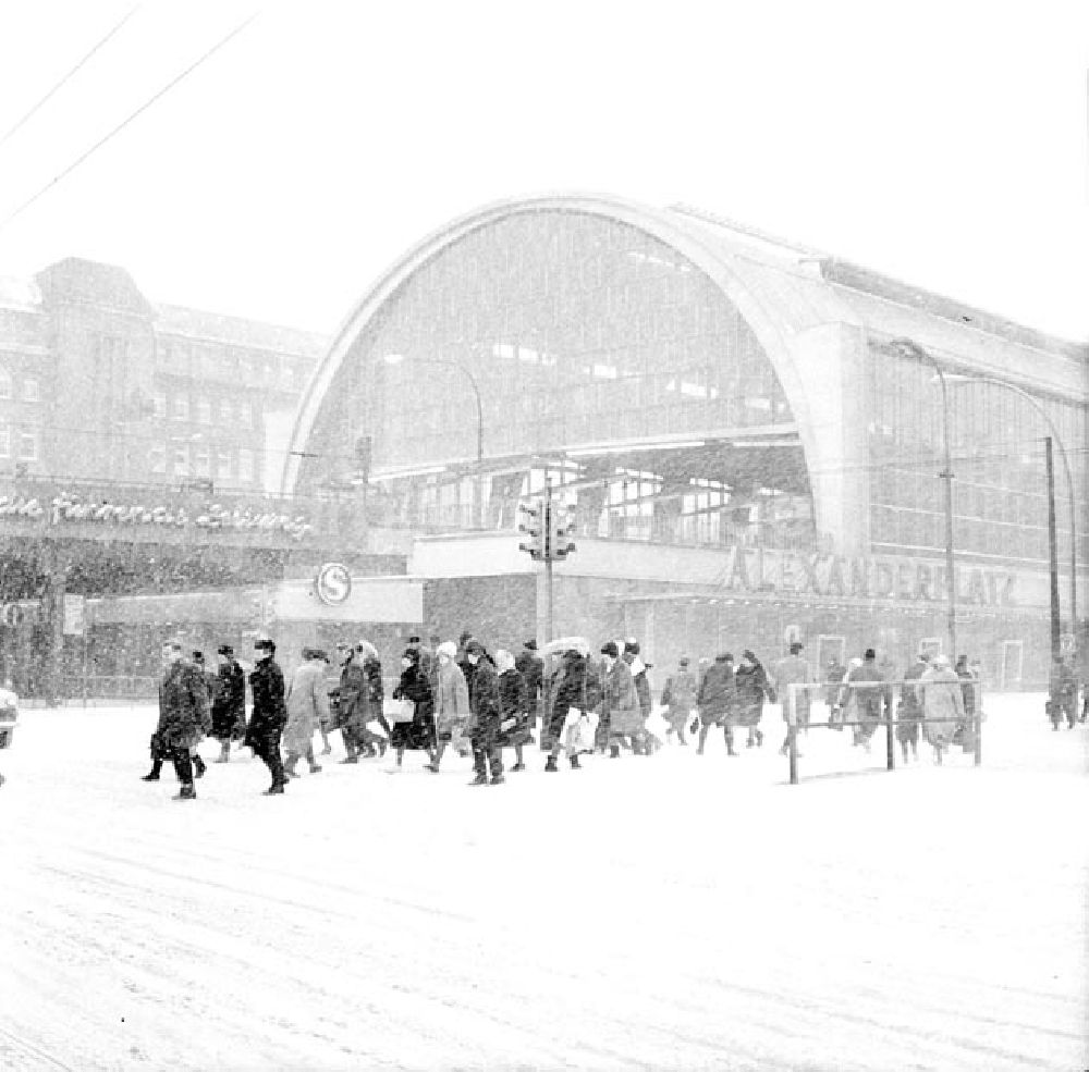 DDR-Fotoarchiv: Berlin - Heftiger Schneefall in Berlin am Alexanderplatz Foto: Schönfeld