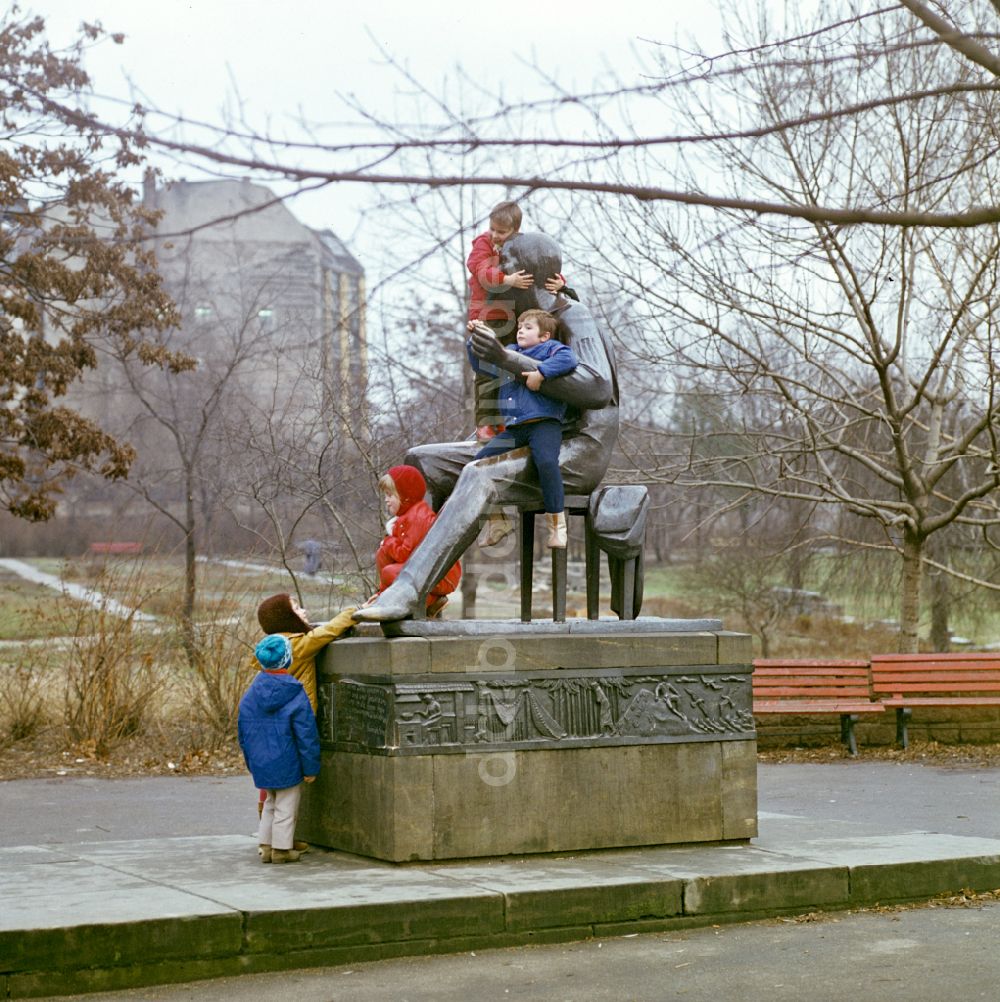 Berlin: Heine-Denkmal 1970er Jahre in Berlin in der DDR