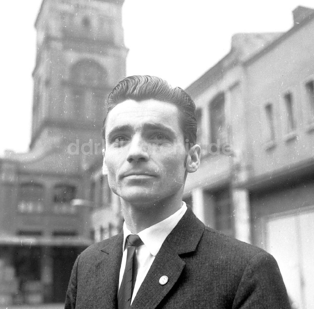 Berlin: Heinz Gottschalk Kranfahrer im VEB Transformatorenwerk Karl Liebknecht. Foto: Schönfeld