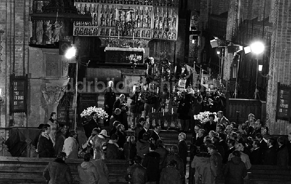 Güstrow / Mecklenburg-Vorpommern: Helmut Schmidt und Erich Honecker besichtigen den Dom von Güstrow (Mecklenburg-Vorpommern)