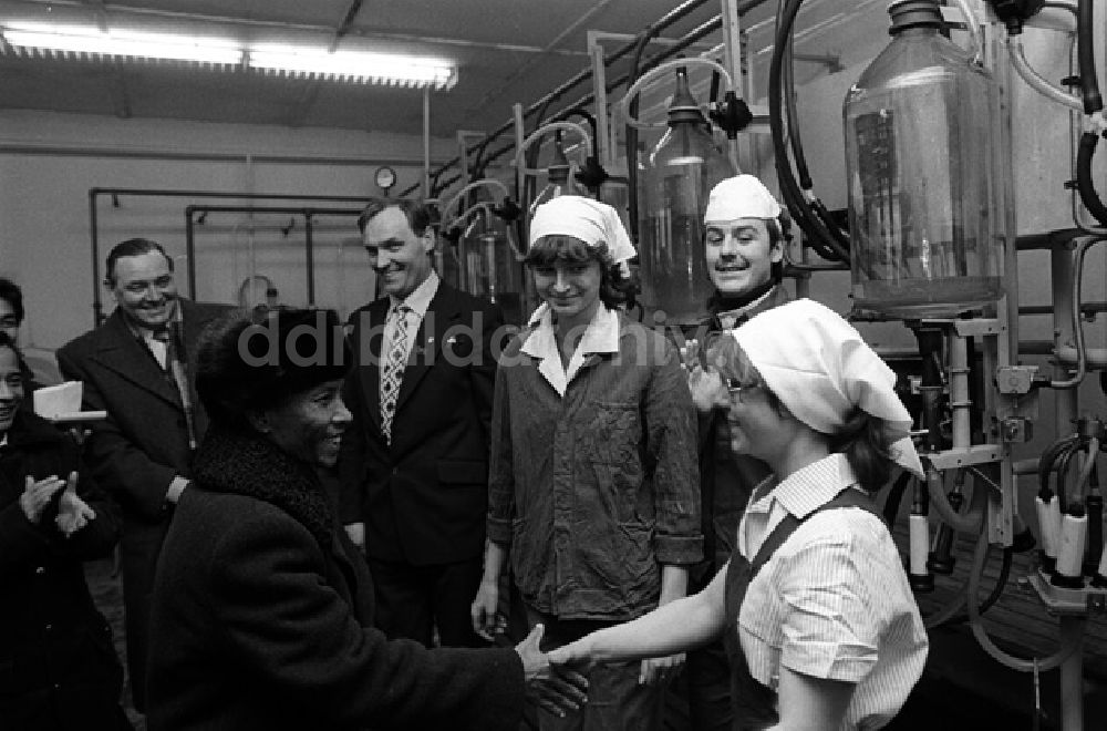 DDR-Fotoarchiv: Rostok - Heng Somrin (Kambodscha) besucht Bauern im Rostok. (355A)