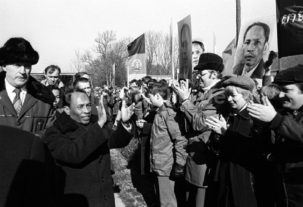 DDR-Bildarchiv: Rostok - Heng Somrin (Kambodscha) besucht Bauern im Rostok. (355A)