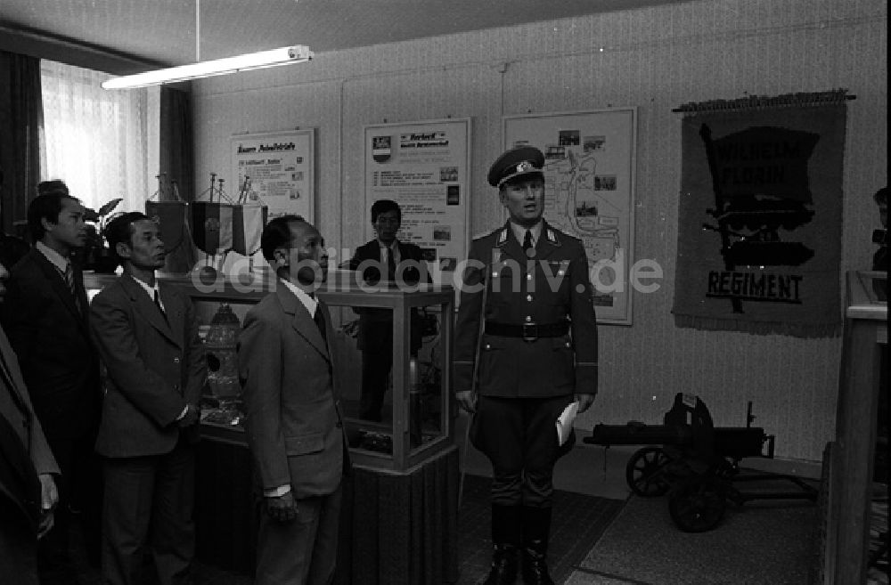 DDR-Fotoarchiv: Rostok - Heng Somrin (Kambodscha) besucht Soldaten im Rostok. (355A)