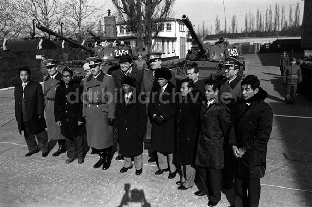 DDR-Fotoarchiv: Rostok - Heng Somrin (Kambodscha) besucht Soldaten im Rostok. (355A)