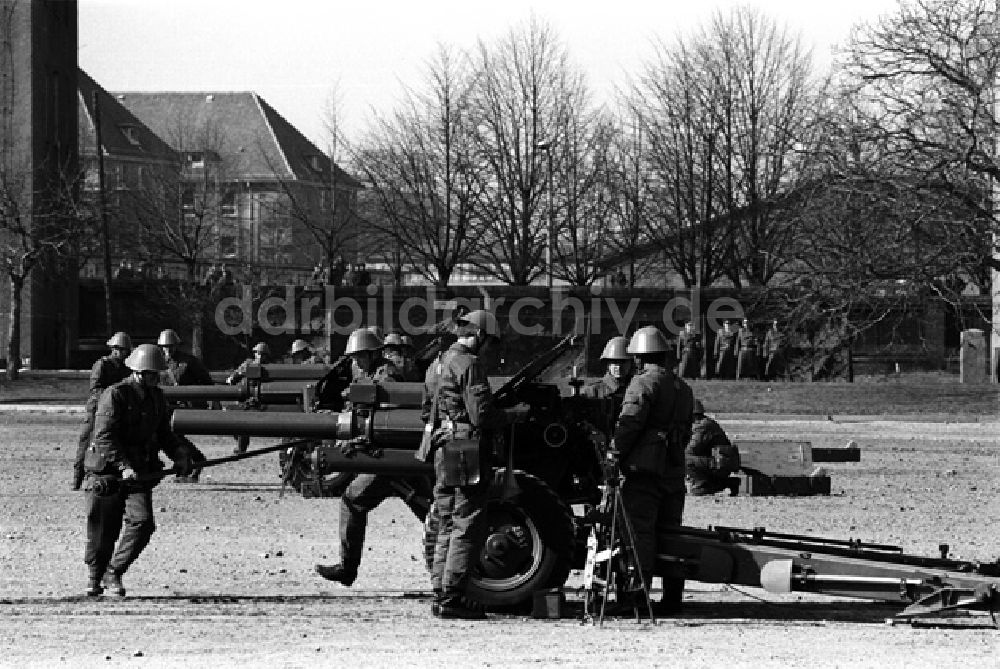 Rostok: Heng Somrin (Kambodscha) besucht Soldaten im Rostok. (355A)