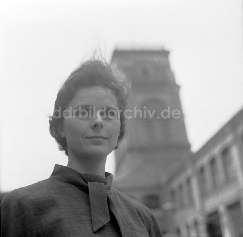 DDR-Bildarchiv: Berlin - Hilda Brama - Lehrerin an der 17