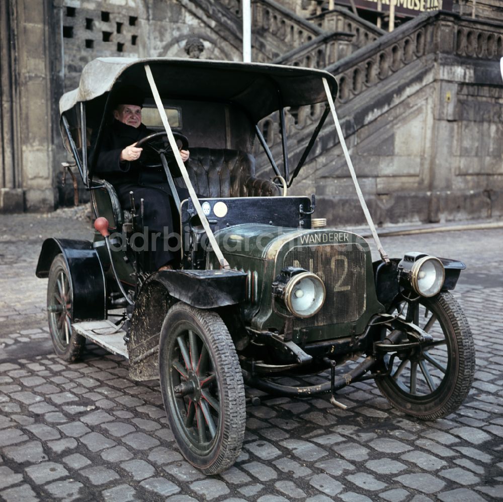 DDR-Fotoarchiv: Dresden - Historischen Automobil der Marke Wanderer im Dresdner Verkehrsmuseum in Dresden in der DDR