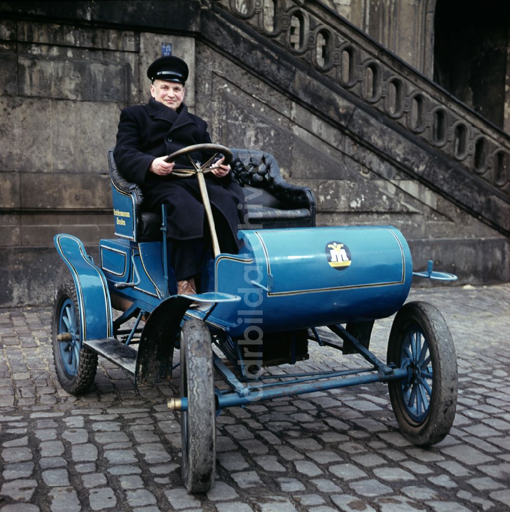 Dresden: Historisches Automobil der Marke Excelsior im Dresdner Verkehrsmuseum in Dresden in der DDR