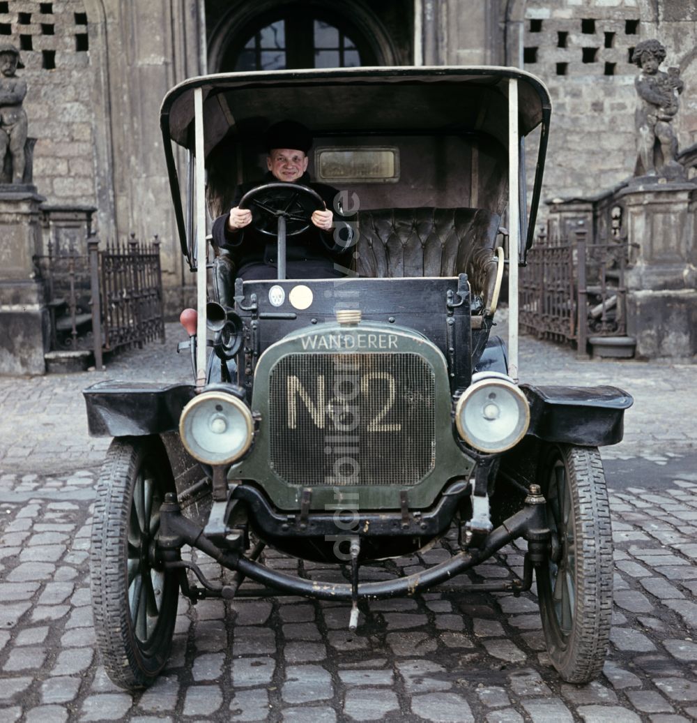 DDR-Fotoarchiv: Dresden - Historisches Automobil der Marke Wanderer im Dresdner Verkehrsmuseum in Dresden in der DDR